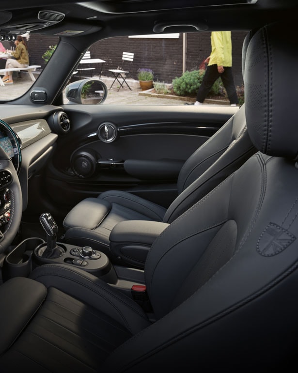 Closeup view of the front row inside a MINI Hardtop 4 Door from the perspective of the driver’s seat.